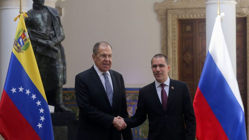 El ministro de Relaciones Exteriores de Rusia, Sergei Lavrov (i), se reúne con su homólogo venezolano, Jorge Arreaza (d), en el Ministerio de Relaciones Exteriores en Caracas (Venezuela) el 7 de febrero de 2020. (CRISTIAN HERNANDEZ / AFP / Getty Images)