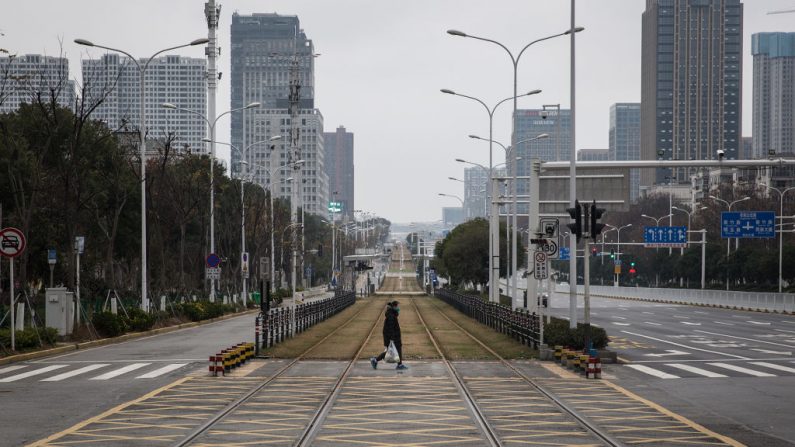 Un residente camina a través de una calle vacía el 7 de febrero de 2020 en Wuhan, provincia de Hubei, China. (Foto de Getty Images)