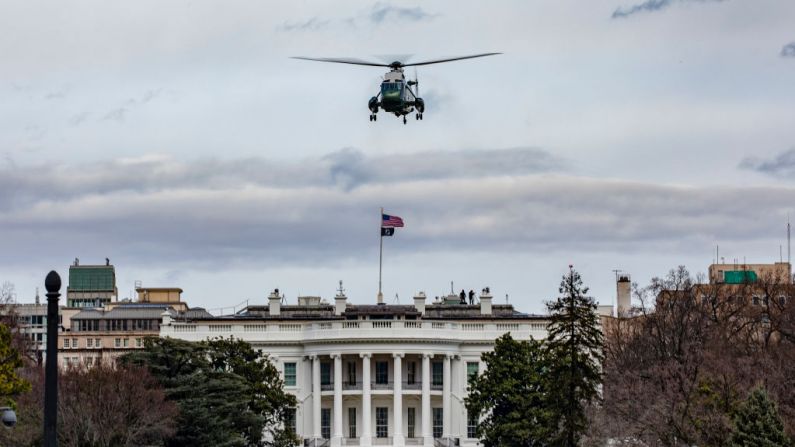 El presidente Donald Trump sale de la Casa Blanca en el Marine One el 7 de febrero de 2020 en Washington, DC. (Samuel Corum/Getty Images)