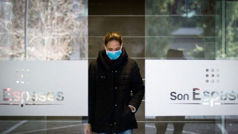 Una mujer con una máscara sale del Hospital Universitario Son Espases en Palma de Mallorca (España), donde un hombre británico ha sido diagnosticado con coronavirus, el 9 de febrero de 2020. (STRINGER / AFP/Getty Images)