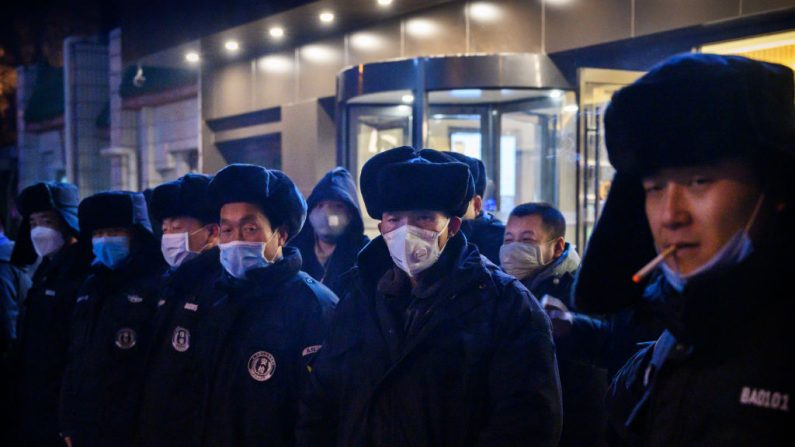 Guardias de seguridad chinos en formación antes del servicio en Beijing, China, el 9 de febrero de 2020. (Kevin Frayer / Getty Images)