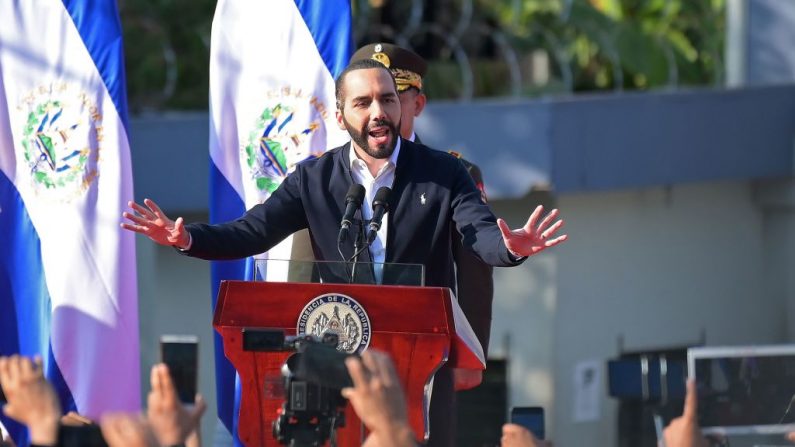 El presidente salvadoreño, Nayib Bukele, hace un gesto mientras habla con sus partidarios durante una protesta frente a la Asamblea Legislativa para presionar a los diputados a que aprueben un préstamo para invertir en seguridad, en San Salvador (El Salvador) el 9 de febrero de 2020. (MARVIN RECINOS / AFP / Getty Images)