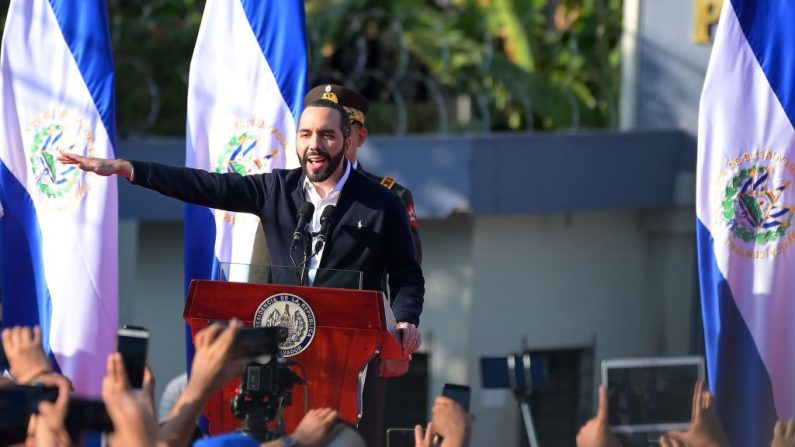 El presidente salvadoreño, Nayib Bukele, hace un gesto mientras habla con sus partidarios durante una protesta frente a la Asamblea Legislativa para presionar a los diputados a que aprueben un préstamo para invertir en seguridad, en San Salvador el 9 de febrero de 2020. (MARVIN RECINOS / AFP / Getty Images)