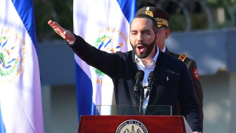 El presidente salvadoreño, Nayib Bukele, hace un gesto mientras habla con sus partidarios durante una protesta frente a la Asamblea Legislativa para presionar a los diputados a que aprueben un préstamo para invertir en seguridad, en San Salvador el 9 de febrero de 2020. (MARVIN RECINOS / AFP / Getty Images)