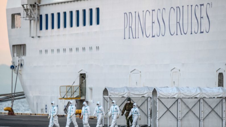 Trabajadores de emergencia con ropa de protección salen del crucero Diamond Princess en el muelle de Daikoku. (Foto de Carl Court/Getty Images)
