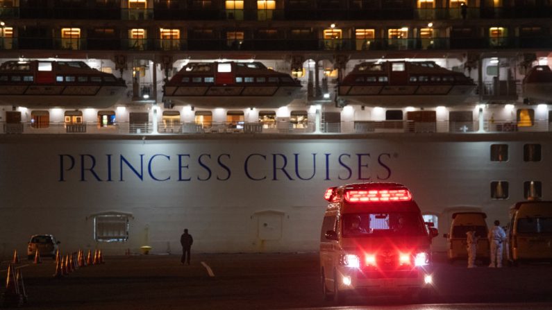 Una ambulancia transporta a un pasajero diagnosticado con coronavirus del Diamond Princess en cuarentena después de que un número de las 3.700 personas a bordo fueron diagnosticadas con coronavirus, el 10 de febrero de 2020 en Yokohama, Japón. (Foto de Carl Court/Getty Images)