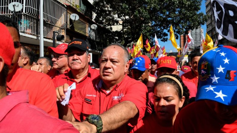 El presidente de la Asamblea Constituyente Diosdado Cabello (C) se une a los manifestantes que marchan contra las sanciones impuestas por el gobierno de  Estados Unidos a los usos del régimen de Nicolás Maduro de la aerolínea estatal CONVIASA, en Caracas el 10 de febrero de 2020. (YURI CORTEZ / AFP a través de Getty Images)