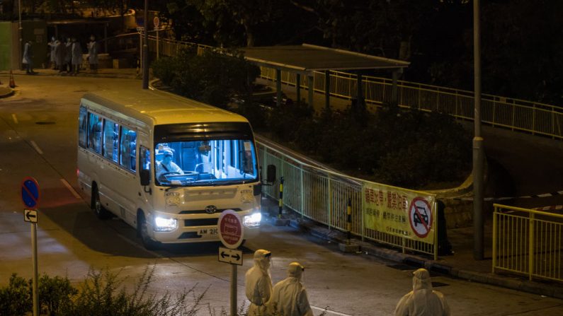 Un funcionario que usa equipo de protección conduce una camioneta en el suelo del edificio residencial Hong Mei House en Cheung Hong Estate en el distrito de Tsing Yi, el 11 de febrero de 2020 en Hong Kong, China. (Billy H.C.Kwok/Getty Images)