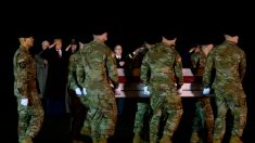 Trump recibe y rinde respetos a dos soldados muertos el sábado en Afganistán