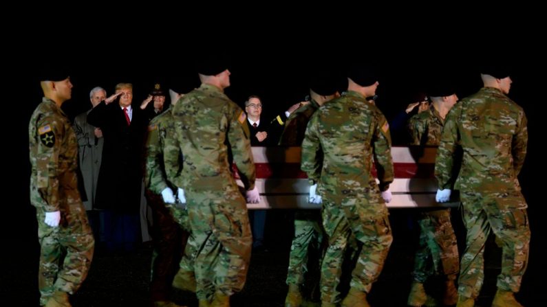 El presidente de los Estados Unidos, Donald Trump (iz), saluda al observar el digno traslado de dos soldados estadounidenses, muertos en Afganistán, en la base aérea de Dover, Delaware, el 10 de febrero de 2020. Las tropas estadounidenses y afganas fueron objeto de "fuego directo" en el este de Afganistán a finales de febrero 8, dijo un oficial militar estadounidense. (JIM WATSON/AFP vía Getty Images)