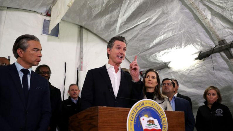 El gobernador de California, Gavin Newsom, habla en conferencia de prensa sobre los esfuerzos del estado en la crisis de indigencia el 16 de enero de 2020 en Oakland, California. (Justin Sullivan/Getty Images)