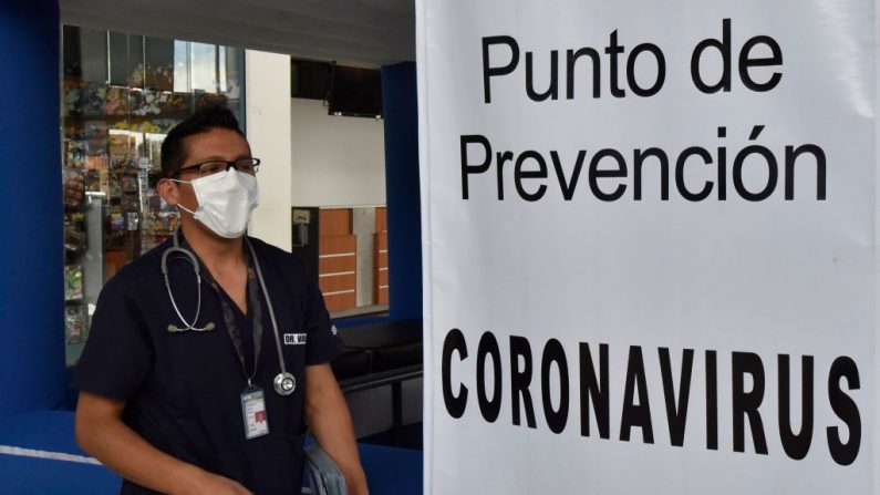 Un médico usa una máscara mientras trabaja en el Aeropuerto Internacional de El Alto, en La Paz, el 11 de febrero de 2020. (Foto de AIZAR RALDES/AFP vía Getty Images)
