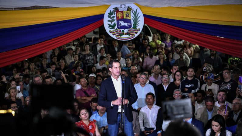 El presidente encargado de Venezuela, Juan Guaido, habla en la plaza Bolívar de Chacao el 11 de febrero de 2020 en Caracas, Venezuela.  (Carolina Cabral / Getty Images)