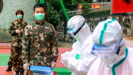 Hay soldados y policías chinos infectados con coronavirus y miles están en cuarentena, dice grupo de DDHH