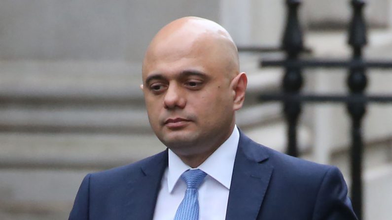 El ministro británico de Finanzas, Sajid Javid, camina en 10 Downing Street en el centro de Londres el 13 de febrero de 2020. (ISABEL INFANTES / AFP / Getty Images)