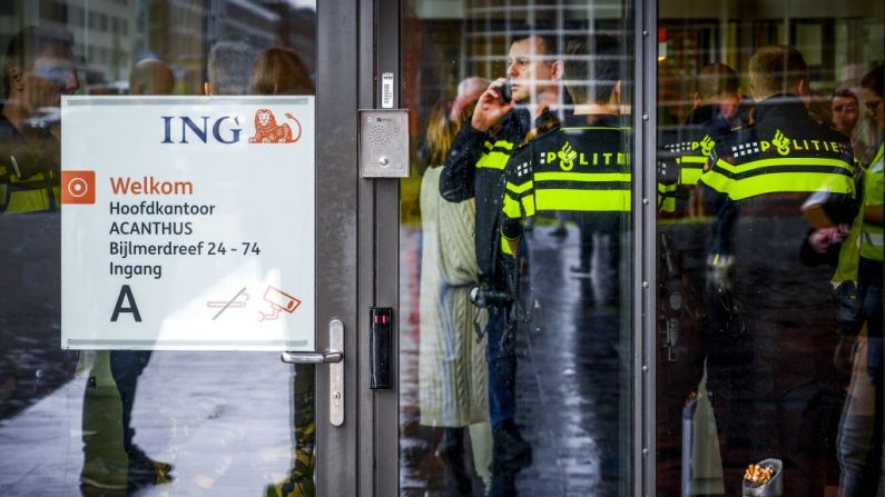 Los policías se paran el 13 de febrero de 2020 en la entrada de la oficina central de ING en Bijlmerdreef en Amsterdam (Holanda) después de que explotara un paquete bomba. (EVERT ELZINGA / ANP / AFP / Getty Images)