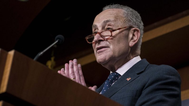 El líder de la minoría, el senador Chuck Schumer (D-N.Y.) participa en una conferencia de prensa luego de la votación bipartidista del Senado sobre la Resolución de Poderes de Guerra sobre Irán en el Capitolio en Washington el 13 de febrero de 2020. (Sarah Silbiger/Getty Images)