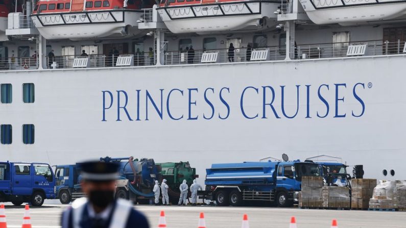 Un guardia de seguridad frente al crucero Diamond Princess, con alrededor de 3700 personas en cuarentena a bordo por temor al nuevo coronavirus, en la Terminal de Cruceros Daikoku Pier en el puerto de Yokohama (Japón) el 14 de febrero de 2020. (CHARLY TRIBALLEAU / AFP / Getty Images)