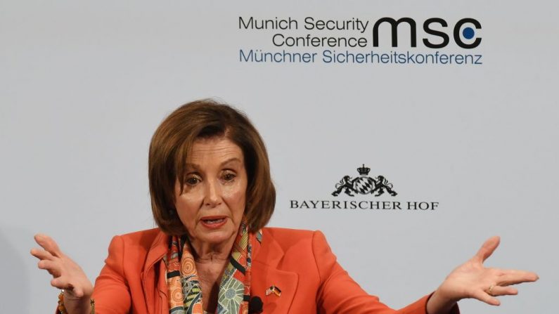 La presidenta de la Cámara de Representantes de los Estados Unidos, Nancy Pelosi, gesticula en el podio de la 56ª Conferencia de Seguridad de Munich (MSC) en Munich, al sur de Alemania, el 14 de febrero de 2020. (Foto de CHRISTOF STACHE/AFP vía Getty Images)