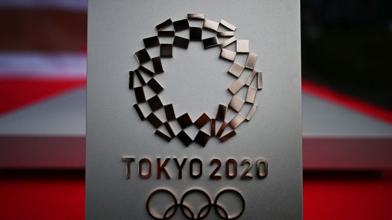 El logo de los Juegos Olímpicos de Tokio 2020 se ve en Tokio el 15 de febrero de 2020. (CHARLY TRIBALLEAU/AFP vía Getty Images)