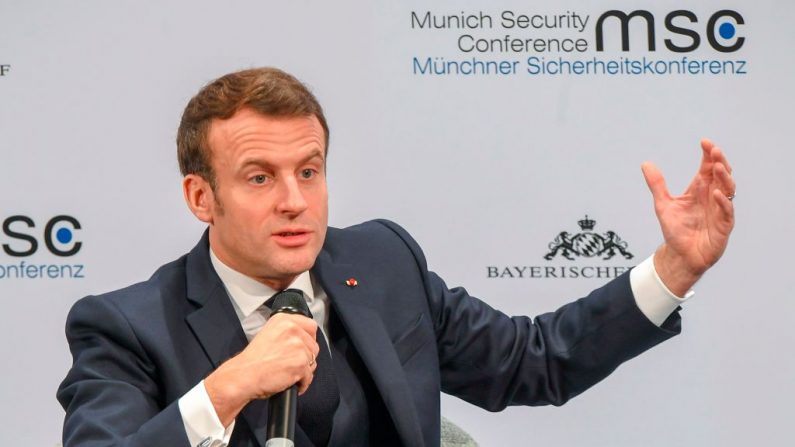 El presidente de Francia, Emmanuel Macron, se dirige a la audiencia en el podio durante la 56ª Conferencia de Seguridad de Múnich (MSC) en Múnich, sur de Alemania, el 15 de febrero de 2020. (CHRISTOF STACHE / AFP / Getty Images)