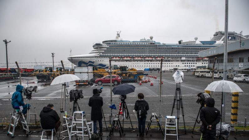 Miembros de los medios esperan cerca del crucero Diamond Princess en el muelle de Daikoku, el 16 de febrero de 2020 en Yokohama, Japón. (Carl Court/Getty Images)