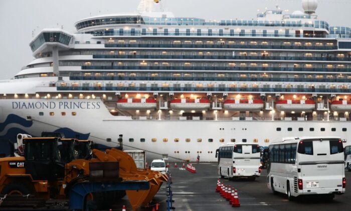 Dos autobuses con pasajeros del barco Diamond Princess en el puerto de Yokohama, Japón, el 16 de febrero de 2020. (Behrouz Mehri/AFP a través de Getty Images)