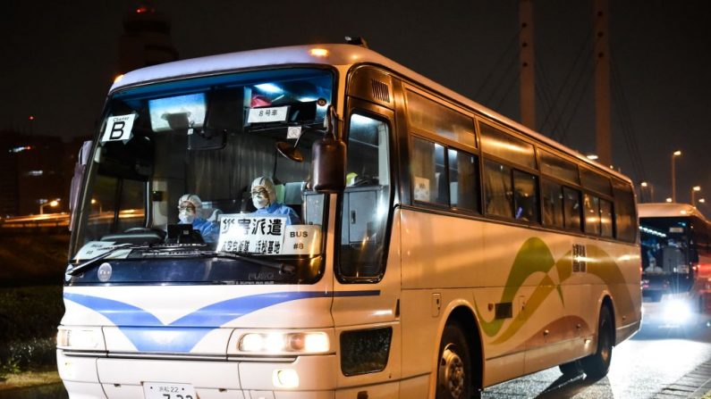 Los autobuses con pasajeros estadounidenses a bordo llegan al aeropuerto de Haneda, en Tokio, el 17 de febrero de 2020, después de desembarcar en Yokohama del crucero Diamond Princess, donde las personas están en cuarentena a bordo por temor al nuevo coronavirus COVID-19. (KAZUHIRO NOGI/AFP vía Getty Images)