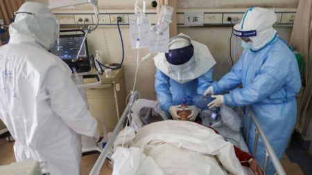 Médico que trató a pacientes en el epicentro del brote muere contagiado a los 29 años