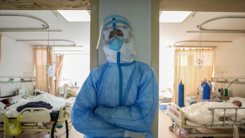 Un miembro del personal médico descansa en la sala de aislamiento del Hospital de la Cruz Roja de Wuhan, China, el 16 de febrero de 2020. (STR/AFP vía Getty Images)