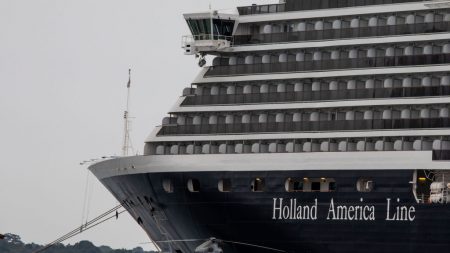 Crucero con base en Miami fue rechazado en dos países por temor al coronavirus