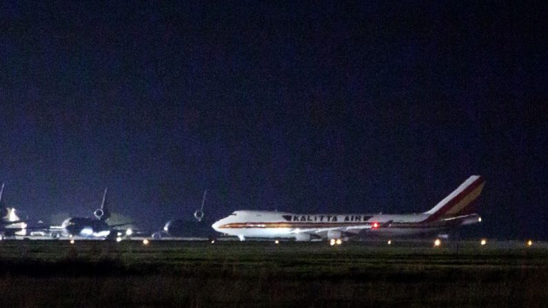 Un avión transportando pasajeros estadounidenses, que fueron liberados recientemente del crucero Diamond Princess en Japón, llega a la Base de la Fuerza Aérea Travis en California el 16 de febrero de 2020. (Brittany Hosea-Small / AFP a través de Getty Images)