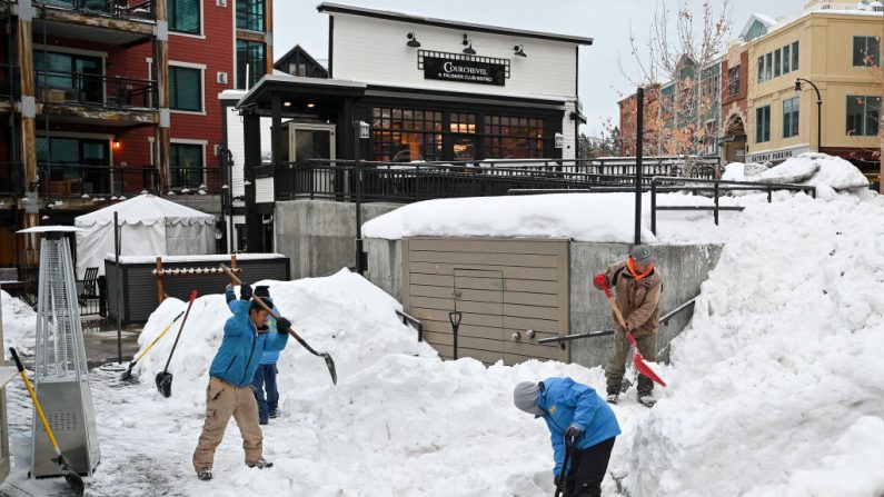 Trabajadores palan la nieve durante el Festival de Cine Sundance de 2020 el 23 de enero de 2020 en Park City, Utah. (Dia Dipasupil/Getty Images)