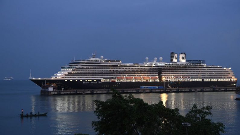 Un barco pesquero pasa cerca del crucero Westerdam en Sihanoukville, Cambodia, el 18 de febrero de 2020, donde el transatlántico atracó el 13 de febrero después de que se le negara la entrada en otros puertos asiáticos por temor al nuevo coronavirus. (TANG CHHIN SOTHY/AFP vía Getty Images)