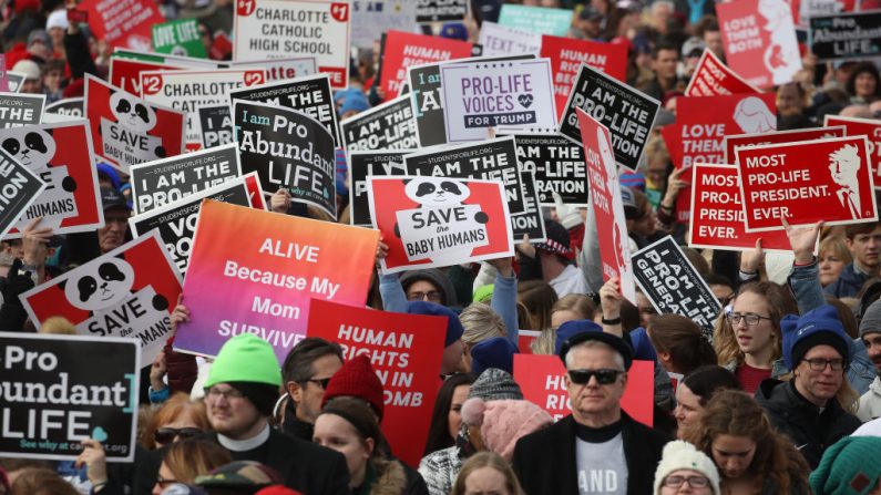 La gente se reúne para la 47ª "Marcha por la Vida" en la Explanada Nacional donde el presidente de los Estados Unidos Donald Trump se dirigió a la multitud, el 24 de enero de 2019 en Washington, DC. (Mark Wilson/Getty Images)