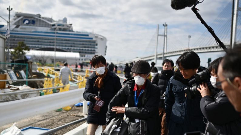 Un pasajero sale a pie luego de desembarcar del crucero Diamond Princess en cuarentena por temor al nuevo coronavirus COVID-19, en la Terminal de Cruceros Daikoku Pier en Yokohama el 19 de febrero de 2020. (CHARLY TRIBALLEAU/AFP a través de Getty Images)