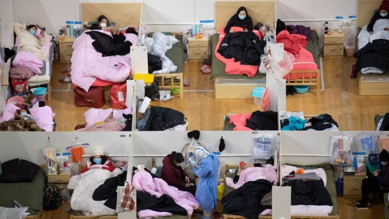 Esta foto tomada el 18 de febrero de 2020 muestra a pacientes con síntomas del COVID-19 en el Hospital temporal establecido en un estadio deportivo en Wuhan, en la provincia central de Hubei en China. (STR / AFP a través de Getty Images)