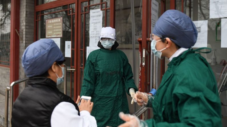 El personal médico usa máscaras faciales para protegerse contra el coronavirus COVID-19 mientras conversan frente a un hospital en Beijing, China, el 20 de febrero de 2020. (GREG BAKER / AFP / Getty Images)