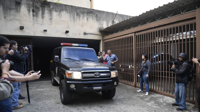 La prensa rodea un vehículo de contrainteligencia militar frente a la vivienda del tío de Juan Guaidó durante su allanamiento de viviendas en Caracas, Venezuela, el 20 de febrero de 2020. (FEDERICO PARRA / AFP / Getty Images)