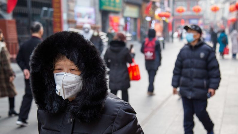 Personas con máscaras caminan en Qianmen el 26 de enero de 2020, en Beijing, China. (Betsy Joles/Getty Images)