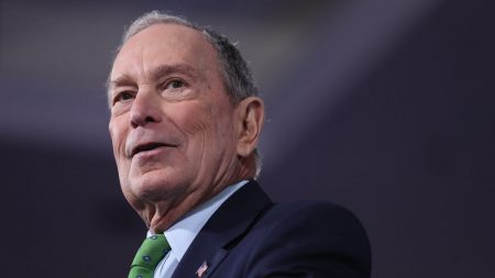 Candidatos presidenciales demócratas están molestos con el cambio de regla que beneficia a Bloomberg