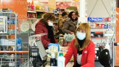 Asalto a supermercados y agotados gel desinfectante y mascarillas en Italia