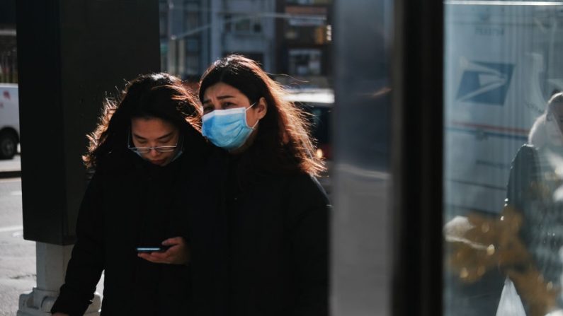  La gente usa mascarillas médicas en las calles de Chinatown el 29 de enero de 2020 en la ciudad de Nueva York. (Foto de Spencer Platt/Getty Images)
