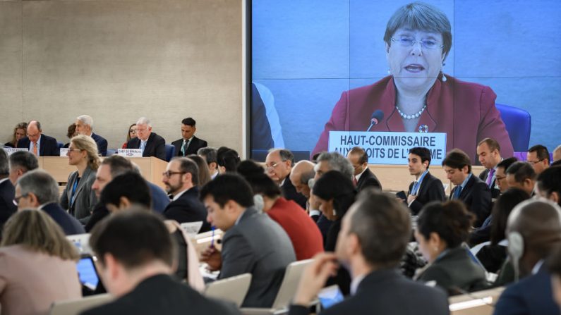 La alta aomisionada de las Naciones Unidas para los Derechos Humanos, Michelle Bachelet, aparece en una pantalla gigante pronunciando su discurso en la apertura de la principal sesión anual del Consejo de Derechos Humanos de las Naciones Unidas el 24 de febrero de 2020 en Ginebra. (FABRICE COFFRINI/AFP vía Getty Images)