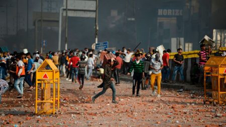 La visita de Trump a Delhi quedó empañada por protestas que se saldaron con 7 muertos