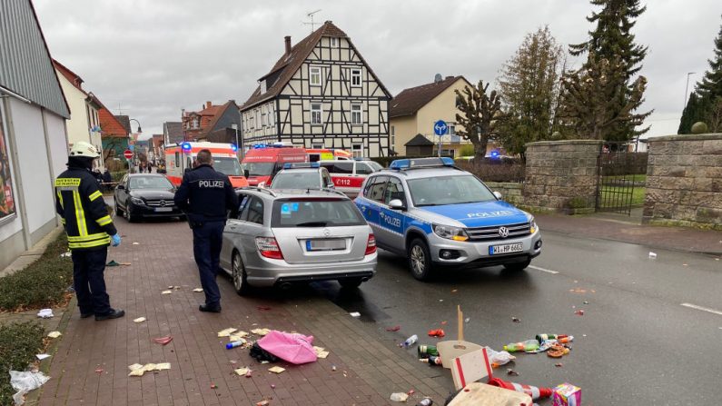 Una carretilla rota se ve frente a los coches de la policía, los bomberos y una ambulancia el lunes 24 de febrero de 2020 en Volkmarsen, cerca de Kassel, en el centro de Alemania. - Varias personas resultaron heridas cuando un coche entró en una procesión de carnaval en Volksmarsen, dijo la policía, añadiendo que el conductor había sido arrestado. (ELMAR SCHULTEN/AFP/Getty Images)