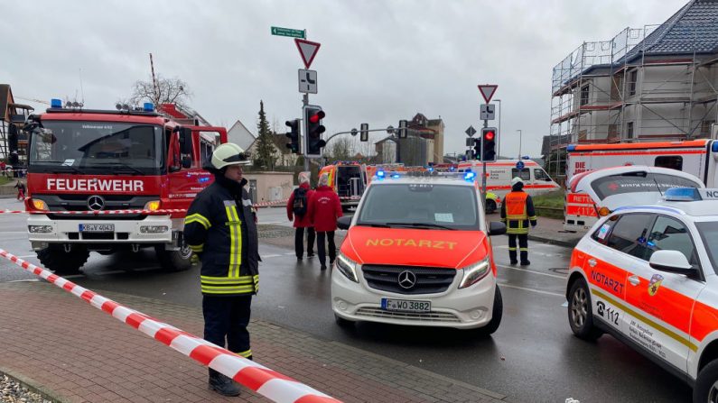 Las brigadas de bomberos trabajan cerca del lugar donde un coche entró en una procesión de carnaval en Volkmarsen, cerca de Kassel, Alemania central, el lunes de la rosa, el 24 de febrero de 2020. - Varias personas resultaron heridas y el conductor ha sido arrestado. (ELMAR SCHULTEN/AFP/Getty Images)