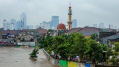 Inundaciones en Indonesia dejan 5 muertos, 3 desaparecidos y 20,000 desplazados