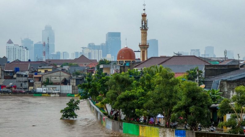 Se ven casas residenciales inundadas después de las fuertes lluvias en Yakarta el 25 de febrero de 2020. (BAY ISMOYO/AFP vía Getty Images)