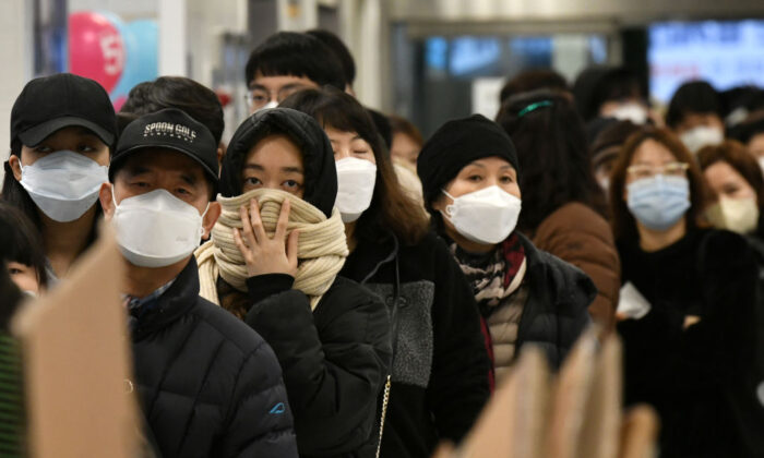 La gente espera en la fila para comprar máscaras faciales en una tienda minorista en Daegu, Corea del Sur, el 25 de febrero de 2020. (Jung Yeon-je/AFP a través de Getty Images)